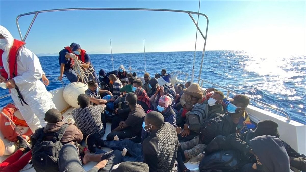 Türk kara sularına itilen 84 göçmen kurtarıldı