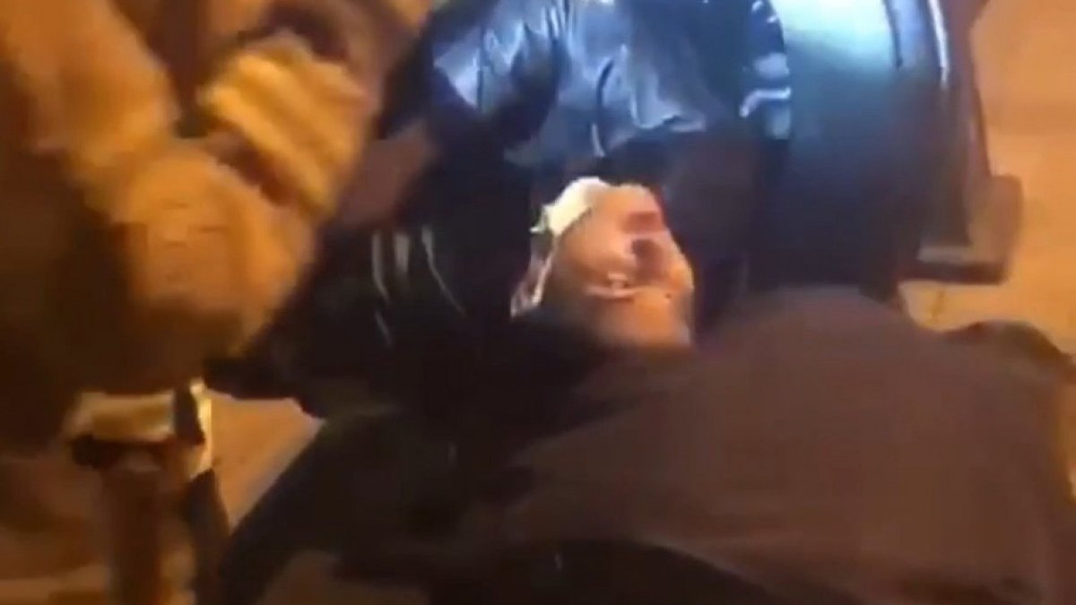 Beşiktaş’ta fotoğraf çektirmek için girdiği topun içinde mahsur kaldı