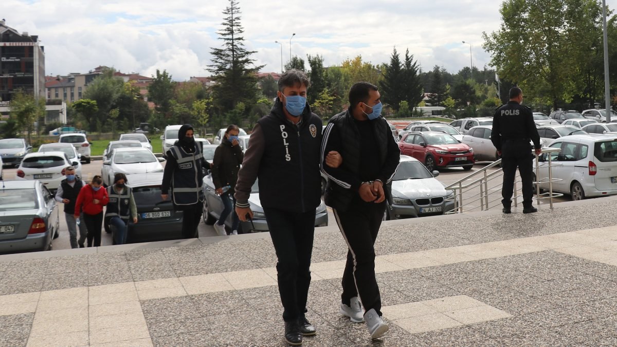 Bolu’da, kahve içme bahanesiyle evlere giren hırsızlar yakalandı