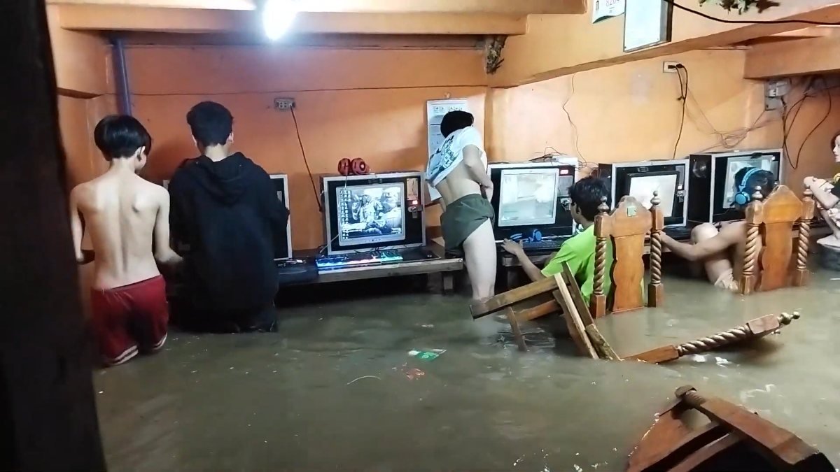 Filipinler'de suyun bastığı internet kafedekilerin rahatlığı böyle görüntülendi