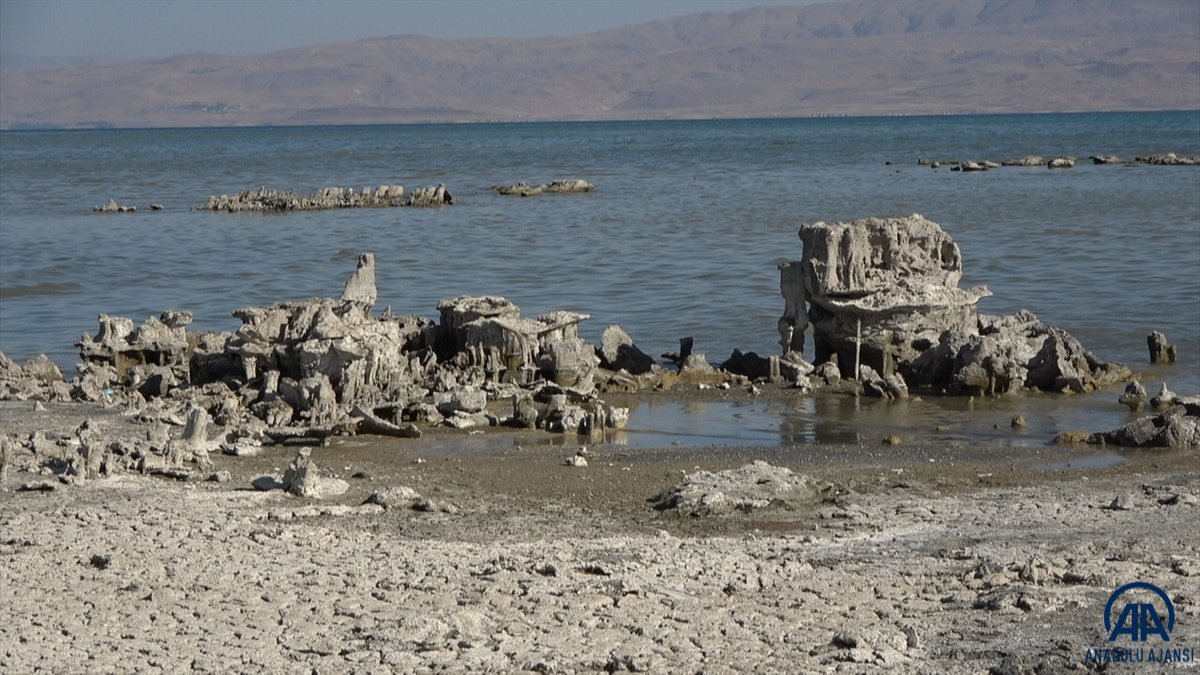 Van Gölü'nde sular çekildi, binlerce yıllık mikrobiyalitler açığa çıktı