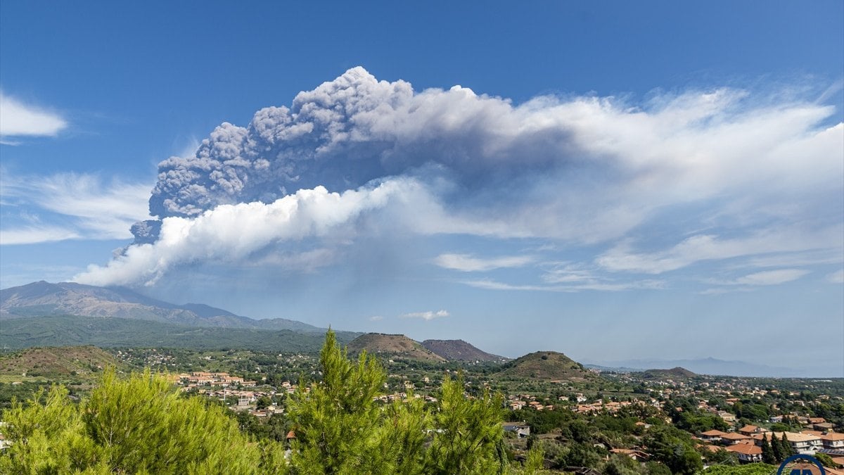 İtalya'da Etna Yanardağı kül ve lav püskürttü