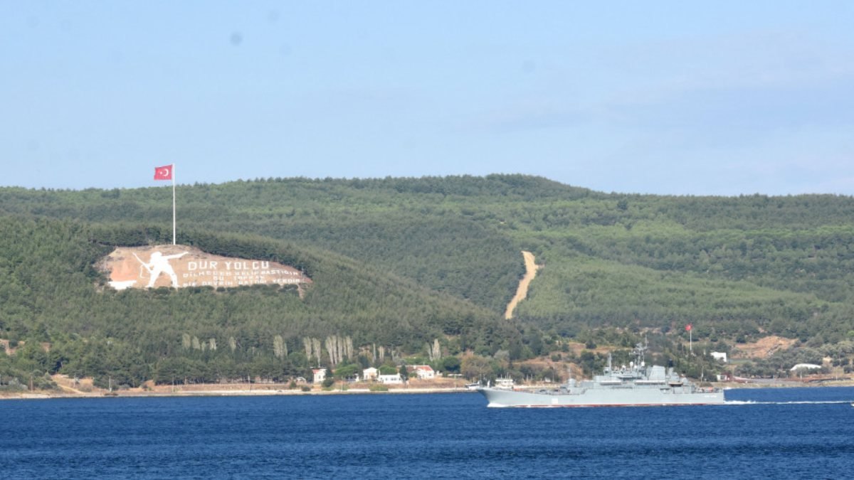 Çanakkale'den geçen Rus savaş gemisi, Ege'ye ilerledi