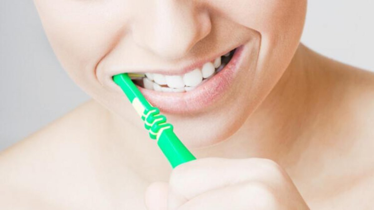 Diş etlerine zarar vermeden diş nasıl fırçalanır? Doğru diş fırçalama yöntemi