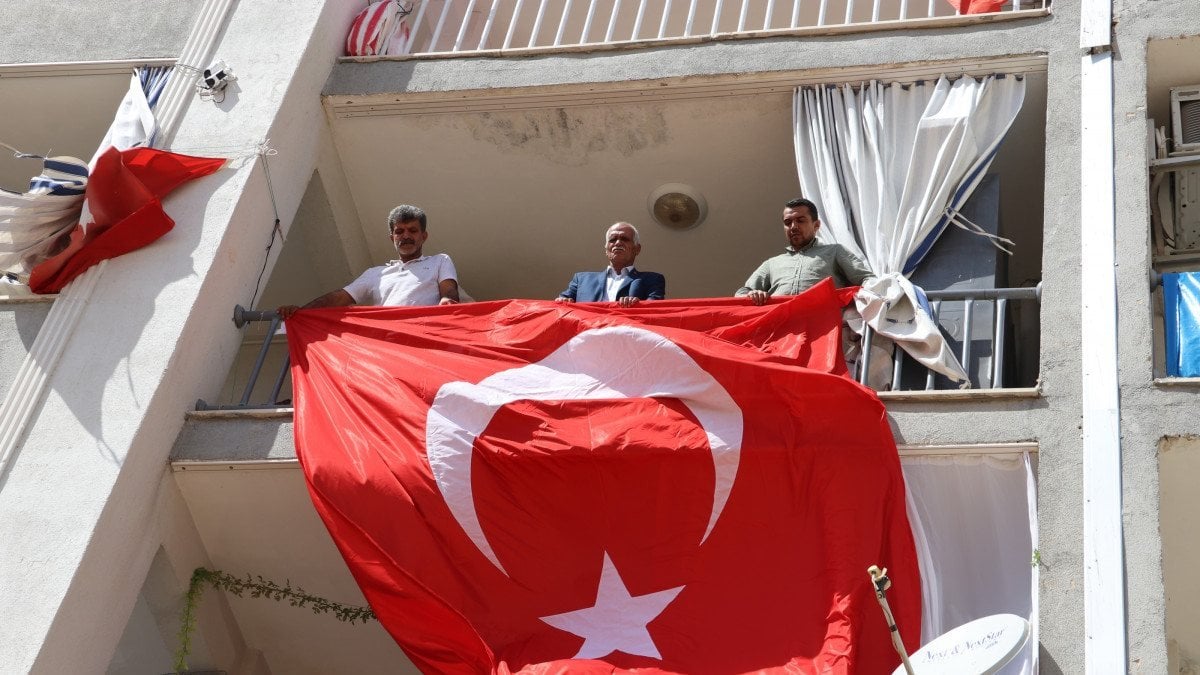 Diyarbakır'daki ailelerden Gara şehidinin ailesine Türk bayraklı ziyaret