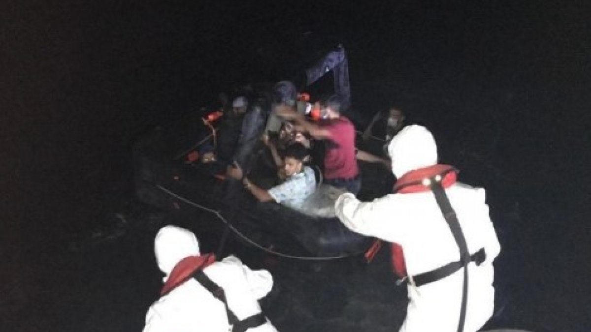 Muğla'da can salına bindirilip denizin ortasına bırakılan göçmenler kurtarıldı