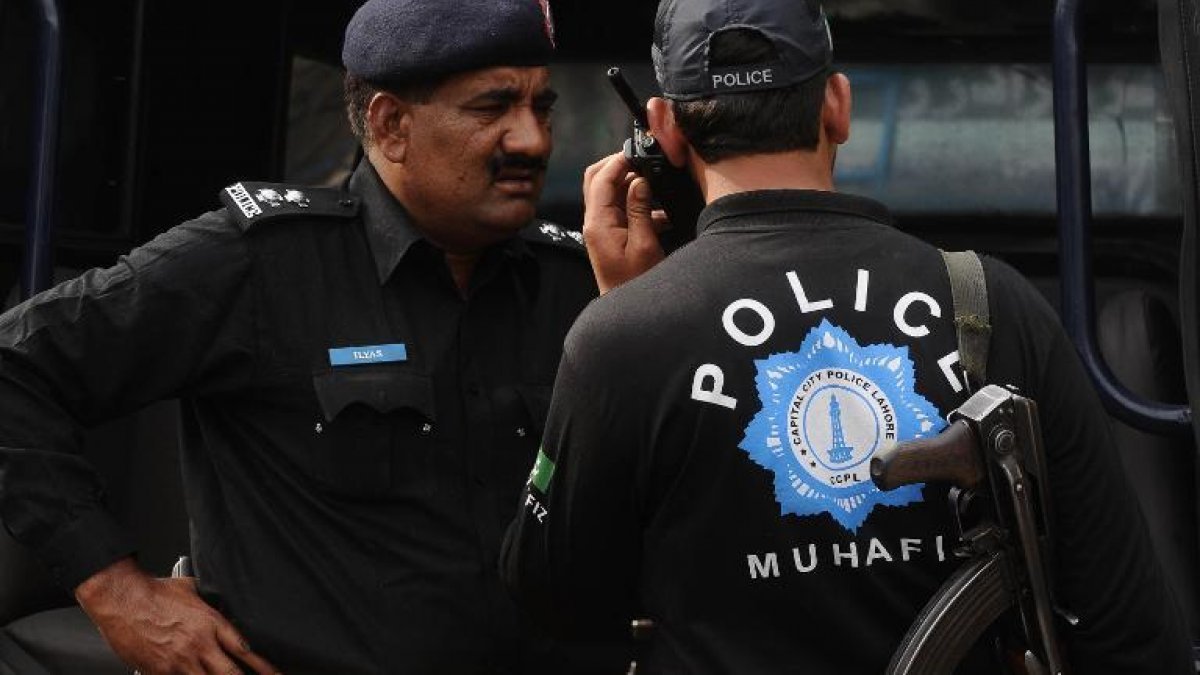 Pakistan'da aşısız 100 kişi gözaltına alındı