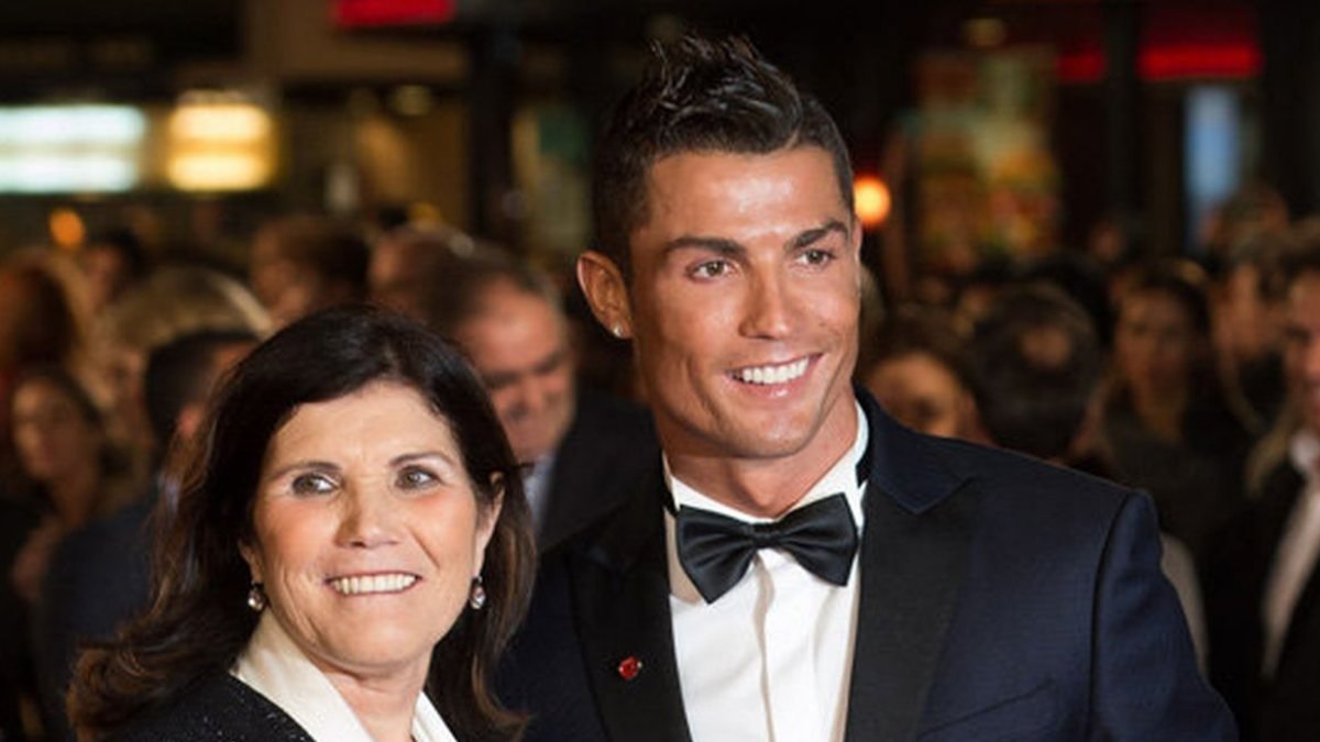 Cristiano Ronaldo'nun annesi: Oğlum futbolu bıraksaydı duvar ustası olurdu