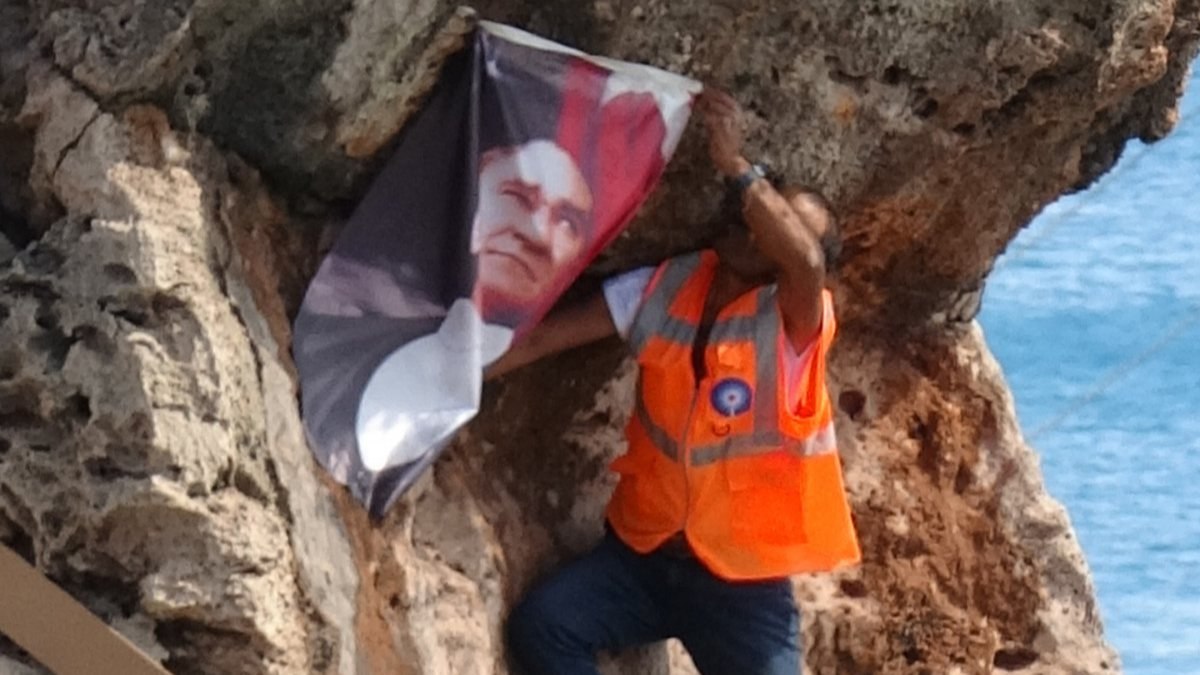Antalya'da Atatürk posterini falezlere asmak isterken zor anlar yaşadı