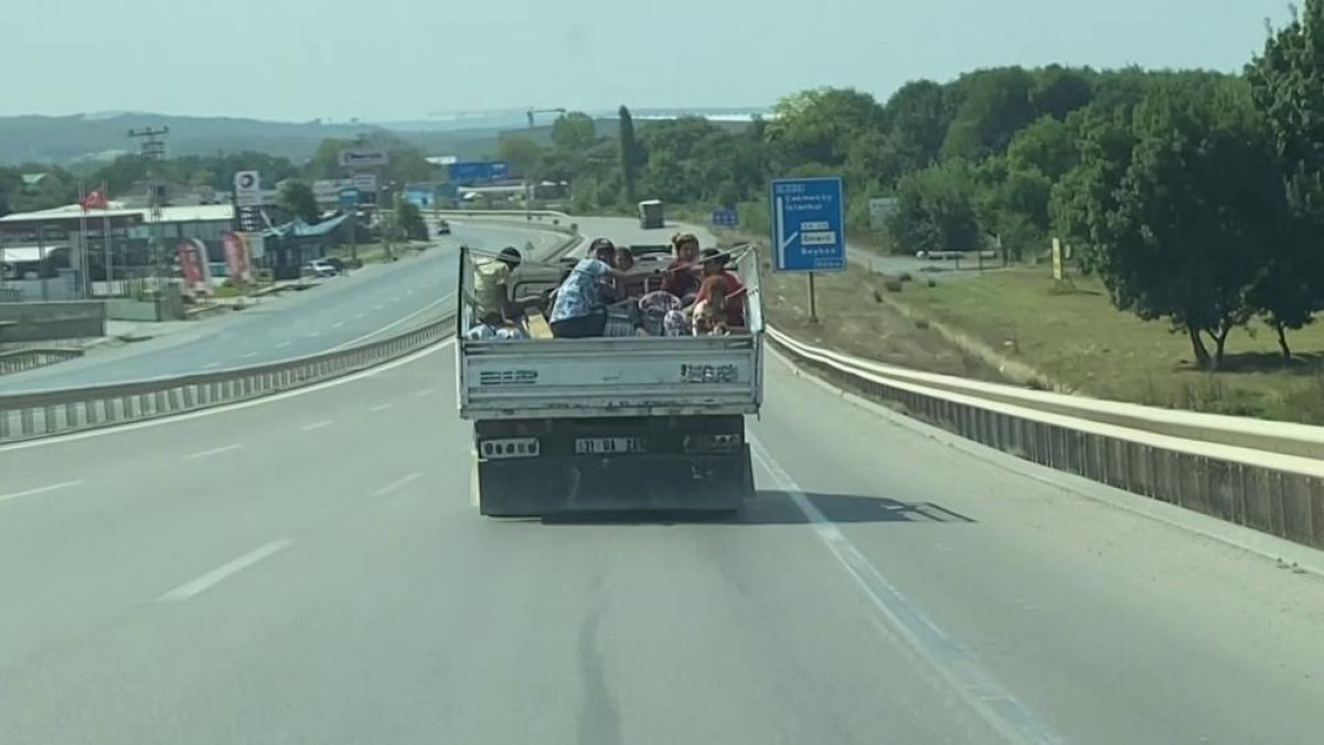Şile'de kamyonet arkasında tehlikeli yolculuk