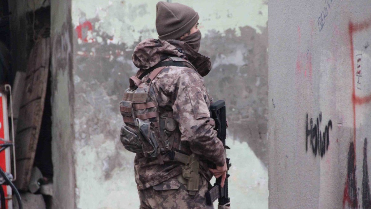 Diyarbakır'da bombalı eylem hazırlığındaki terörist yakalandı