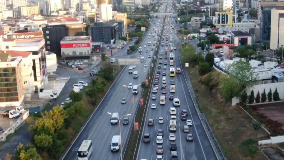 İstanbul’da trafik haftanın son iş gününde de etkili oldu