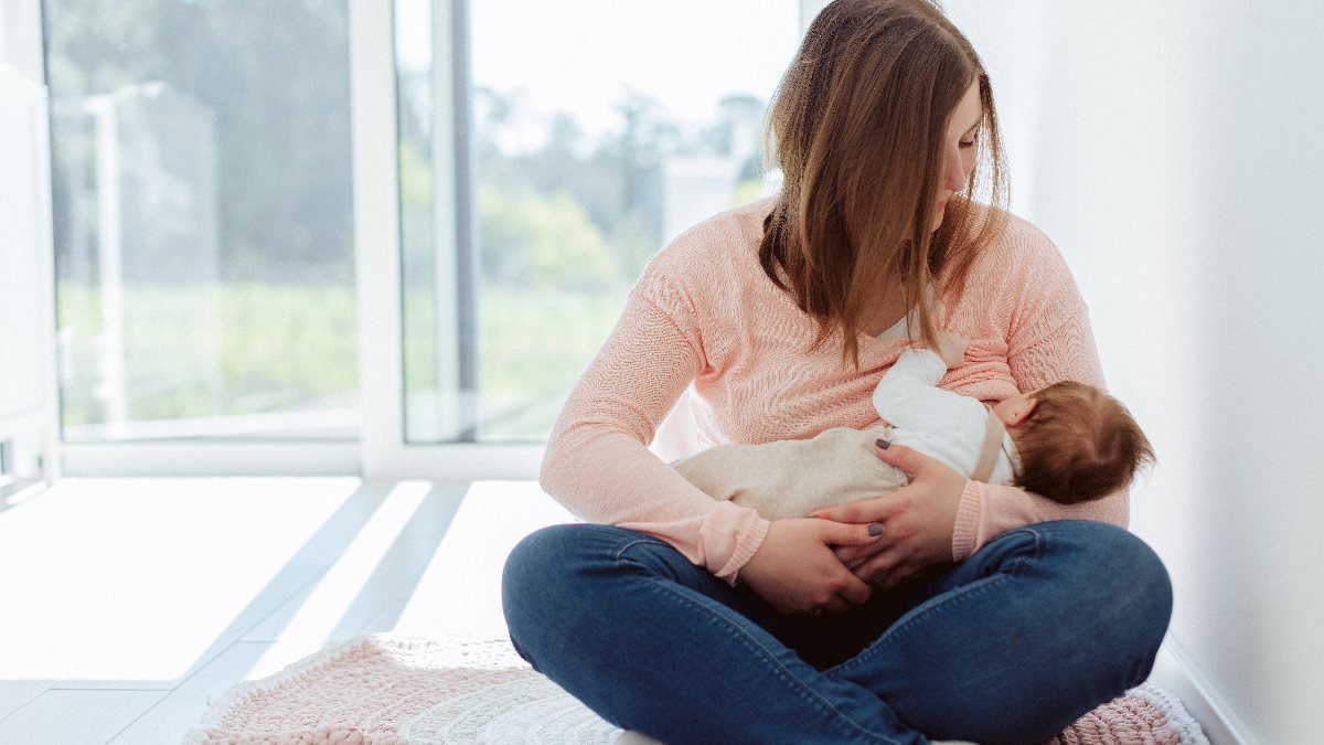 Yeni anneler için en etkili 3 emzirme pozisyonu