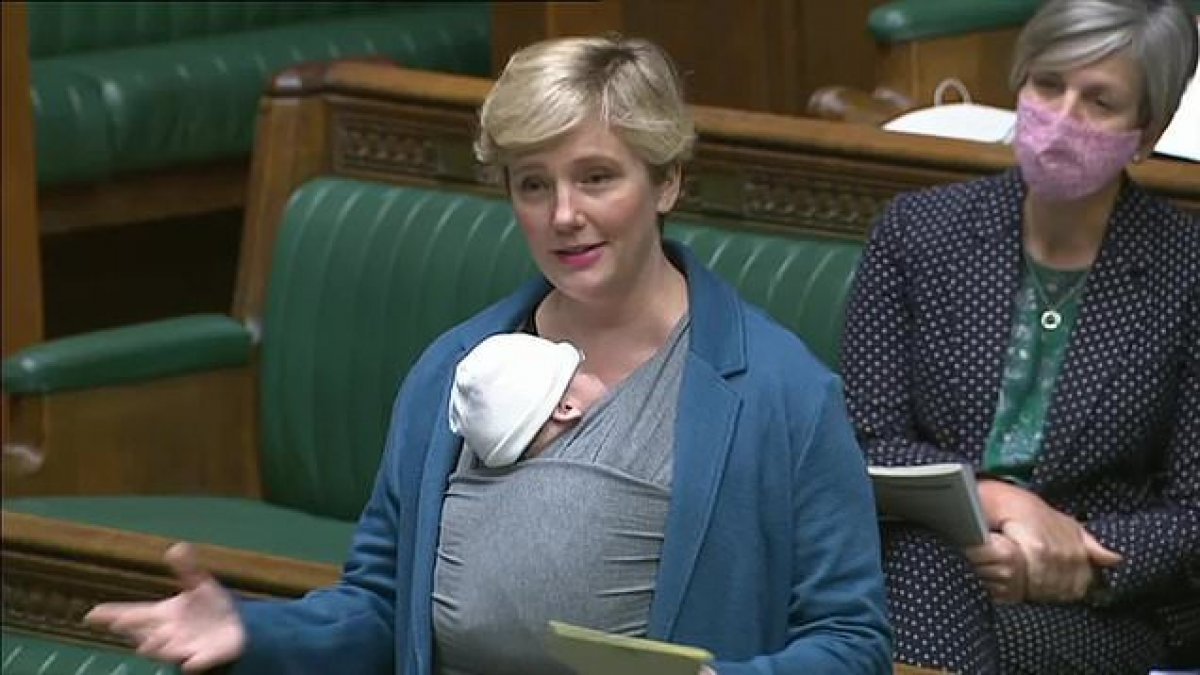 İngiliz milletvekili Creasy, koynunda bebeğiyle mecliste destek istedi