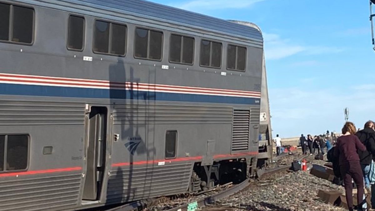 ABD’de yolcu treni raydan çıktı: Ölü ve yaralılar var