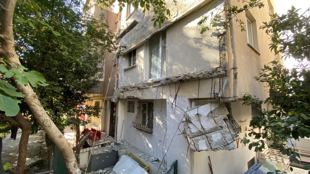 Kadıköy'de bir binanın balkonları çöktü: Büyük ölçüde hasar oluştu