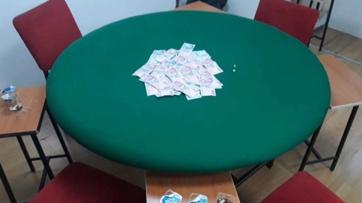 Denizli'de iş yerinde kumar oynayanlara 32 bin lira ceza kesildi