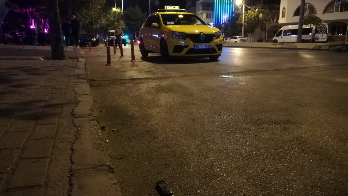 İzmir’de yarış yapan otomobilin çarptığı taksici ağır yaralandı