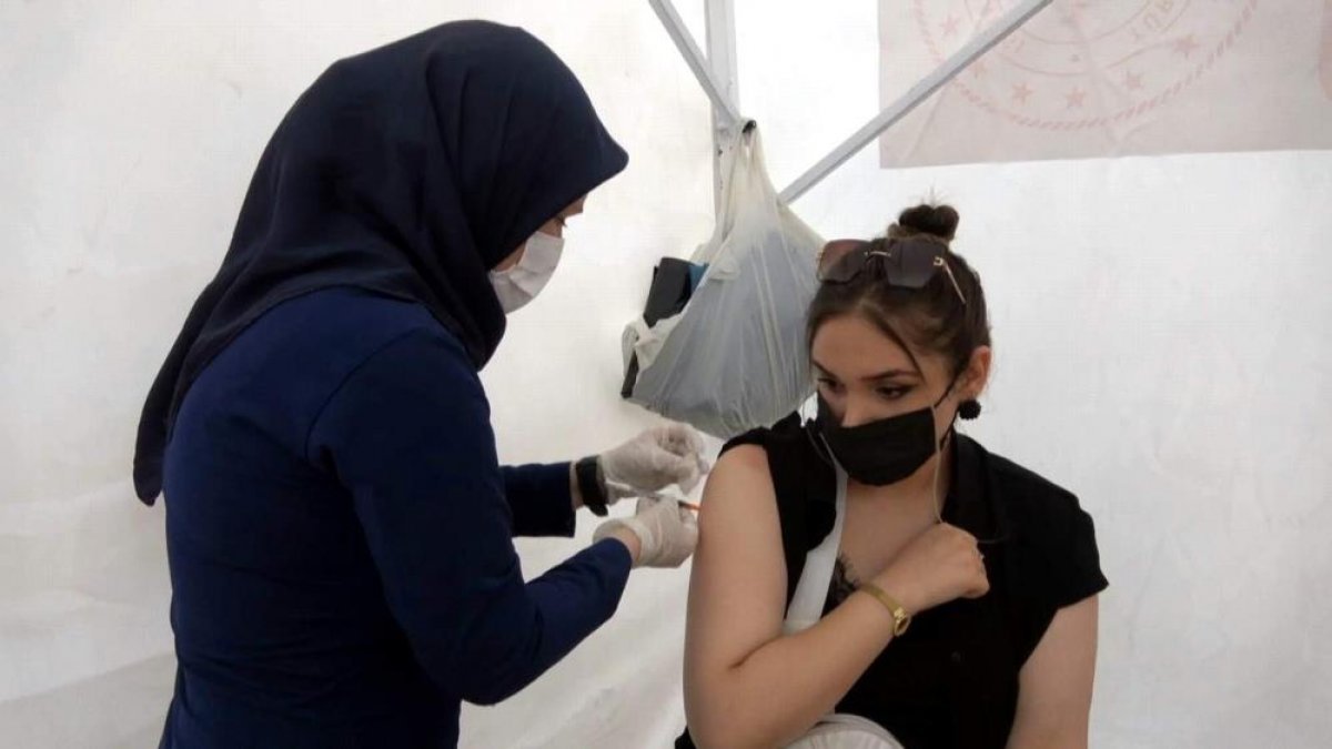 Siirt'te sağlık çalışanları vatandaşları aşı olmaya ikna ediyor