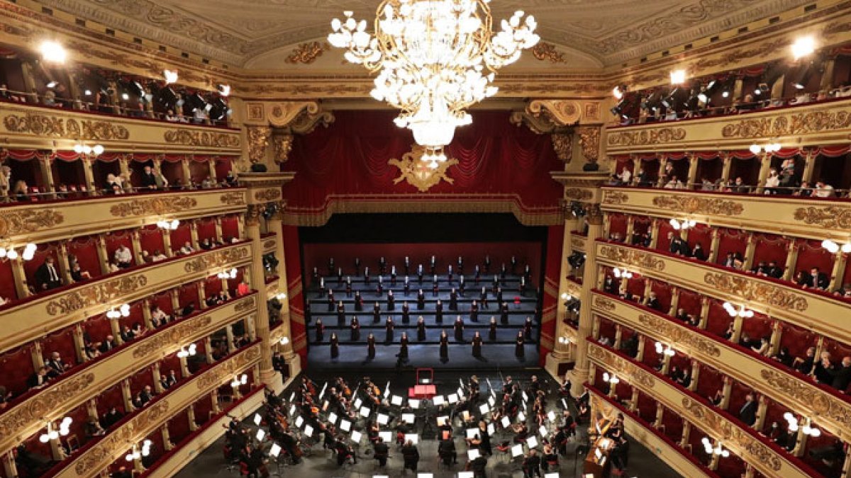 İtalya'da bazı toplu yerlerde seyirci sayısı arttırılacak
