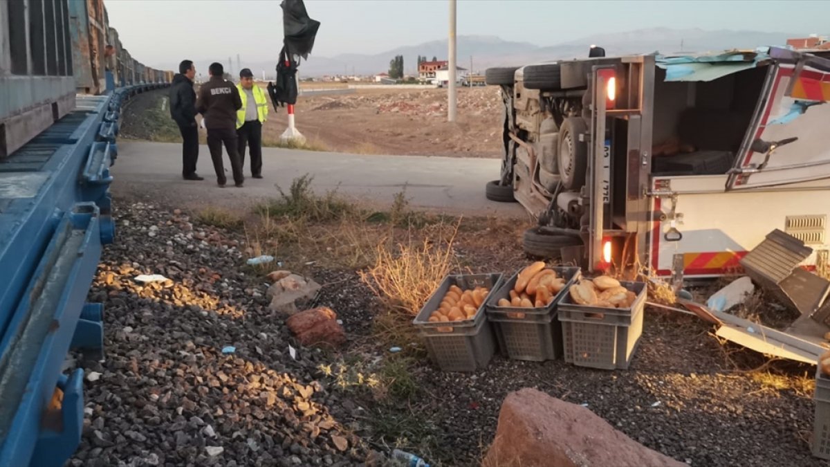 Afyonkarahisar'da seyir halindeki kamyonete yük treni çarptı