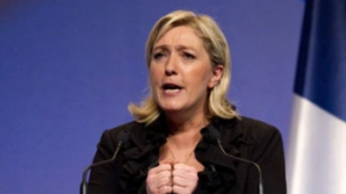 Marine Le Pen'den göçmenlere karşı referandum önerisi