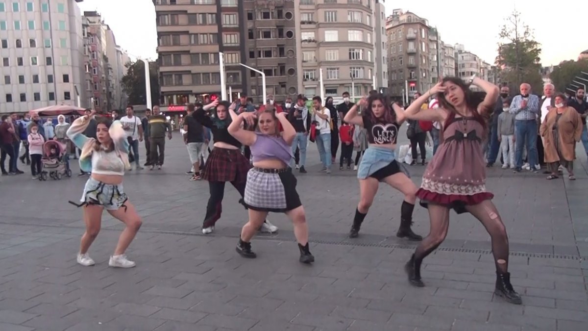 Taksim’de genç kızların ilgi gören dansı
