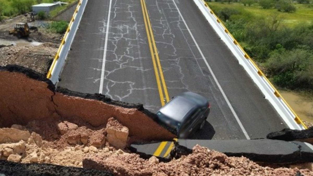 Meksika’da otoyol köprüsü çöktü