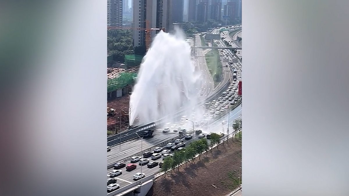 Çin'de su şebekesi patladı: Sürücüler araçlarını yıkamak için yavaşladı