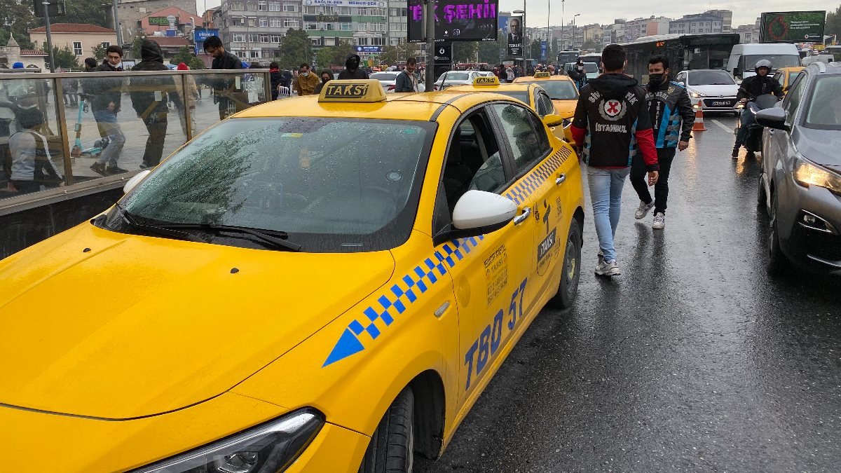 Fatih'te polislerden Arap turist kılığında taksi denetimi