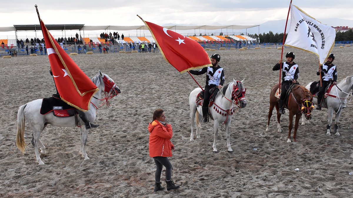 Erzurum'da cirit müsabakalarını kadın hakemler yönetiyor