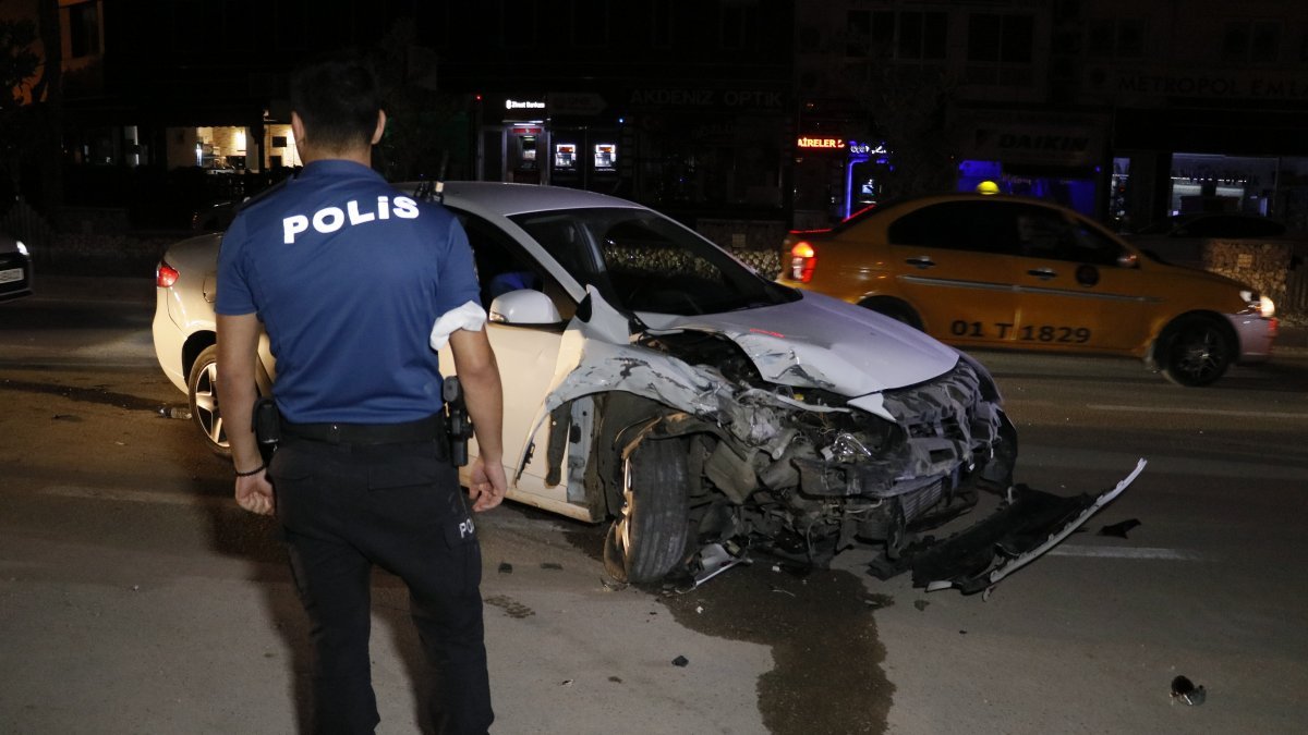 Adana'da kaza yaptıktan sonra bir kişiyi bıçaklayıp, kaçtılar