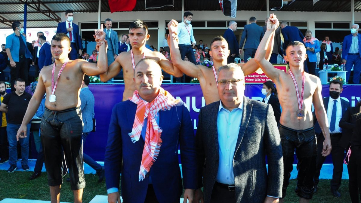 Mevlüt Çavuşoğlu, Manisa'da yağlı güreş programına katıldı