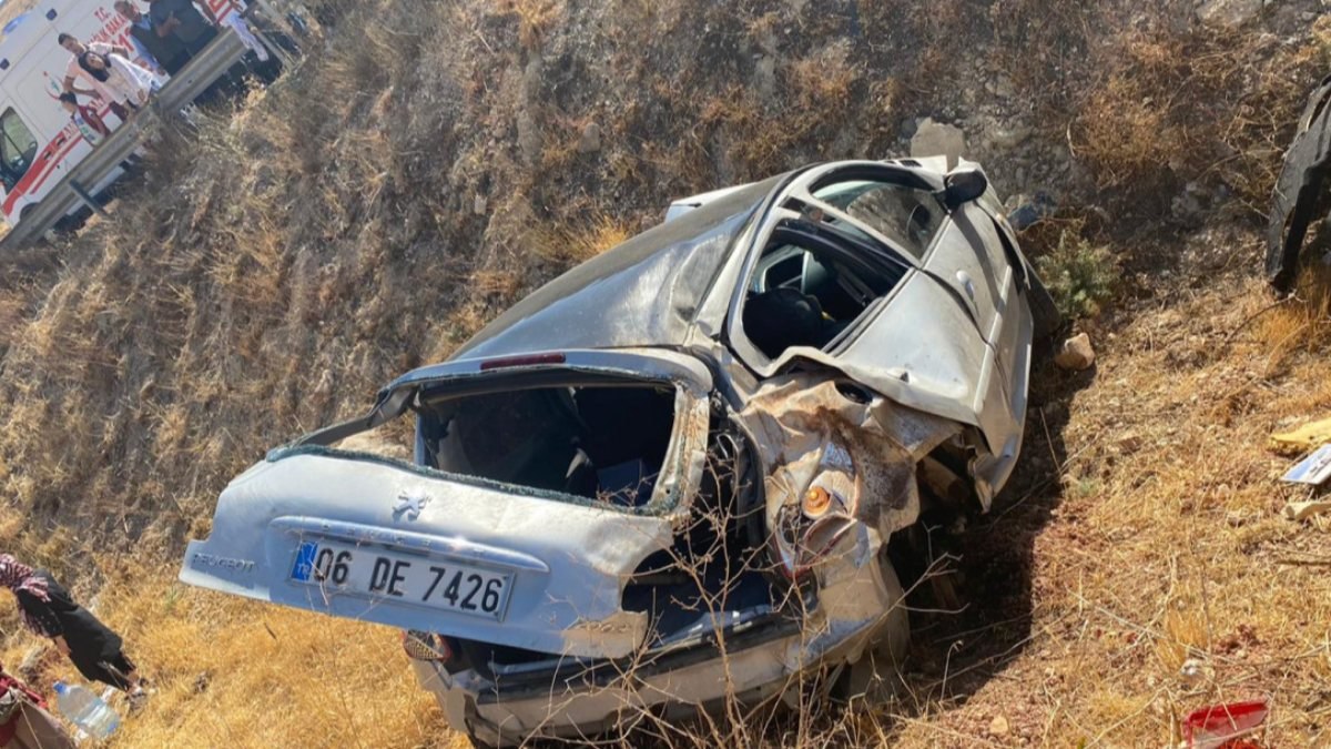 Batman'da şarampole yuvarlanan otomobildeki 4 kişi yaralandı