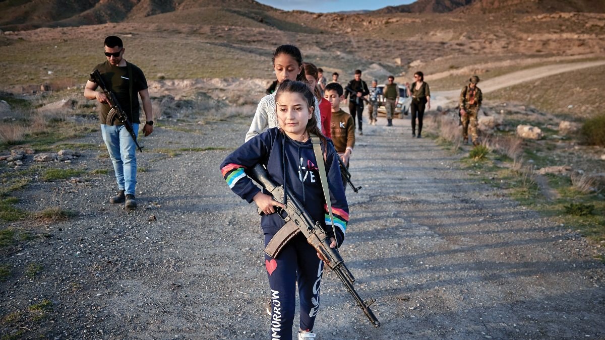 Ermenistan'da çocuklara silahlı eğitim veriliyor