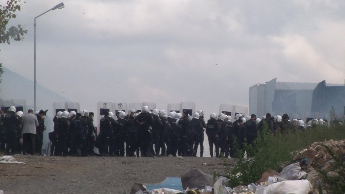 Ümraniye’de kağıt toplayıcıları polis ekiplerine taş attı
