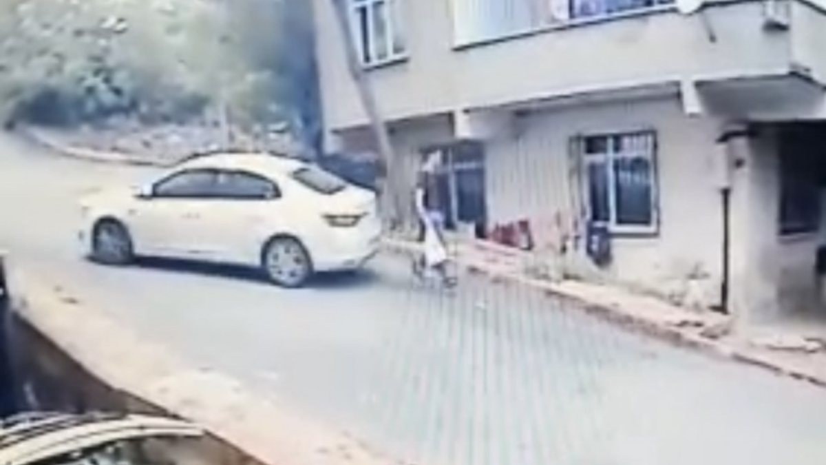 Sancaktepe’de, kayan otomobil yolda yürüyen adamı ezdi