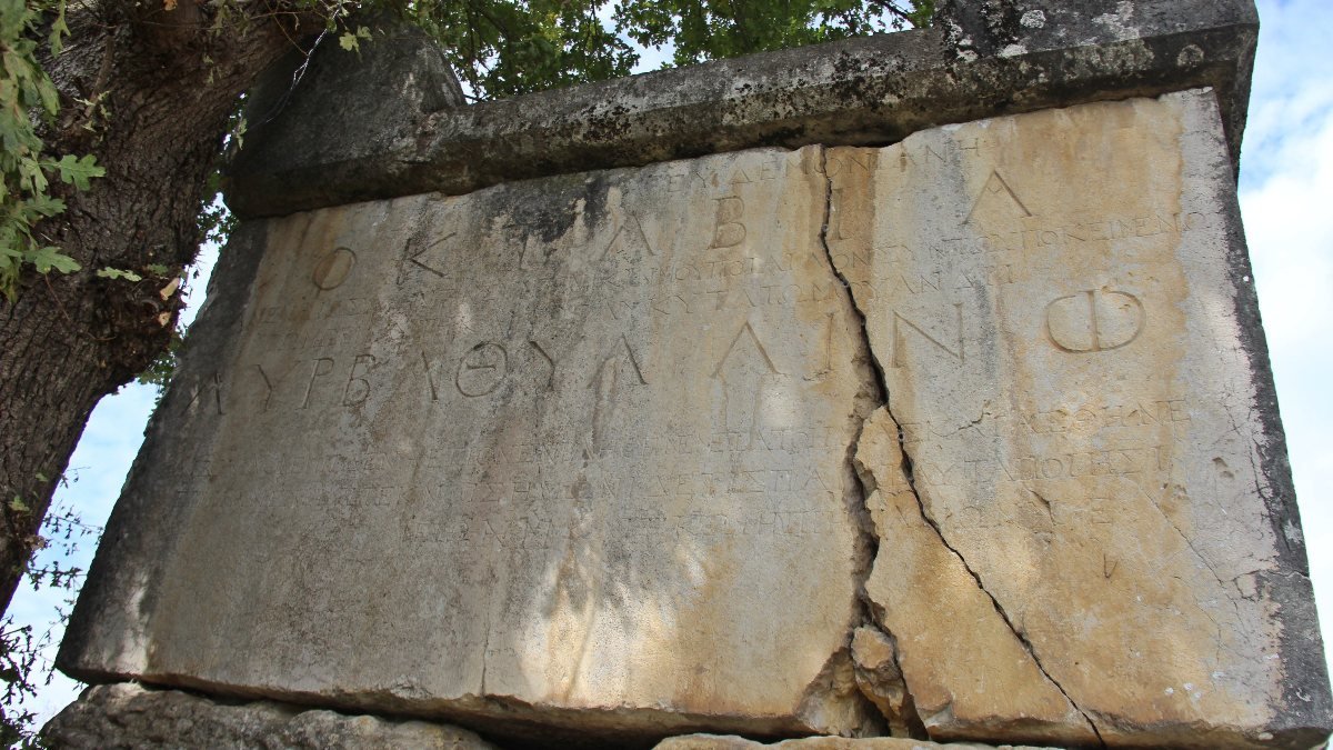 Kocaeli'de tarihi lahide kazılı beddua görenleri şaşırtıyor