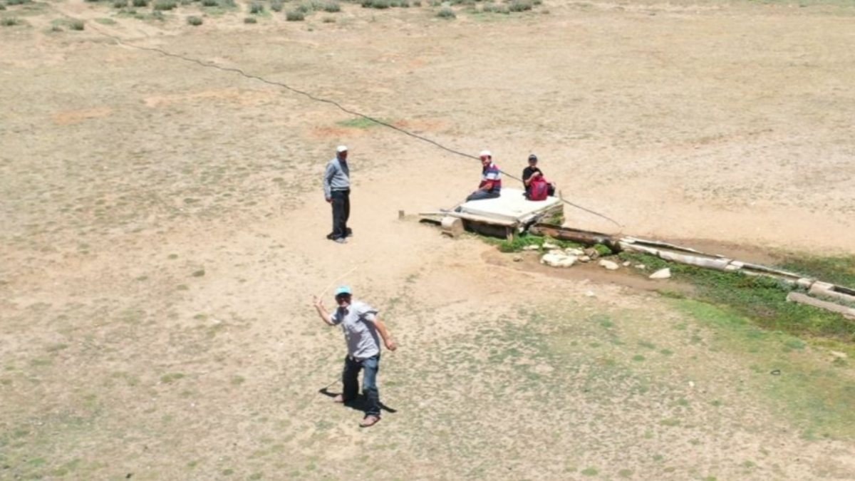 Antalya’da görüntülendiğini fark eden çoban, sopa ile drone kovaladı