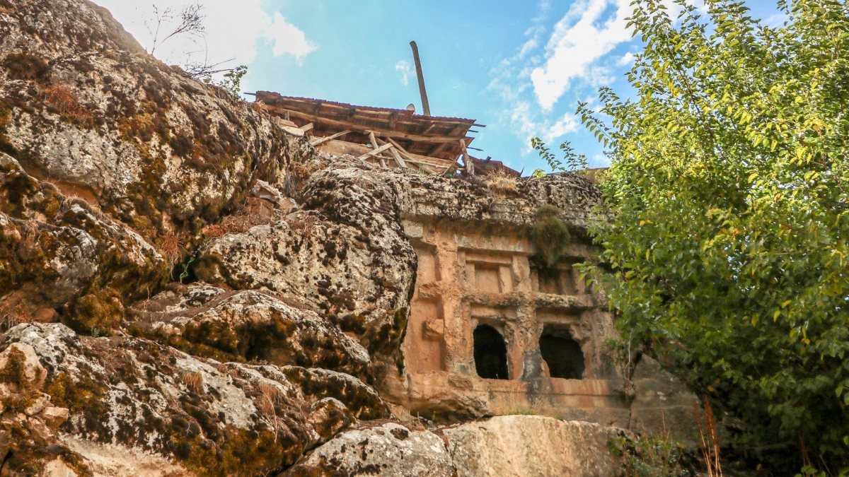 Antalya'daki definecilerin zarar verdiği tarihi mezarlar çöplüğe döndü