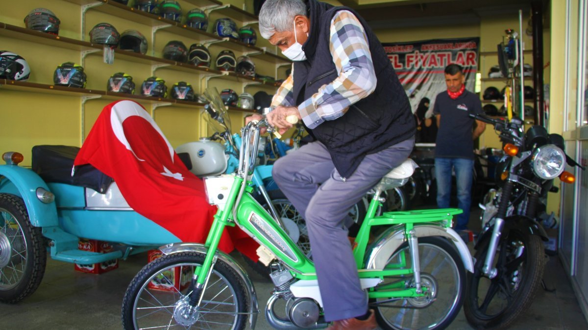 Elazığlı motosiklet ustası, 70 yıllık mobiletinden ayrılmıyor