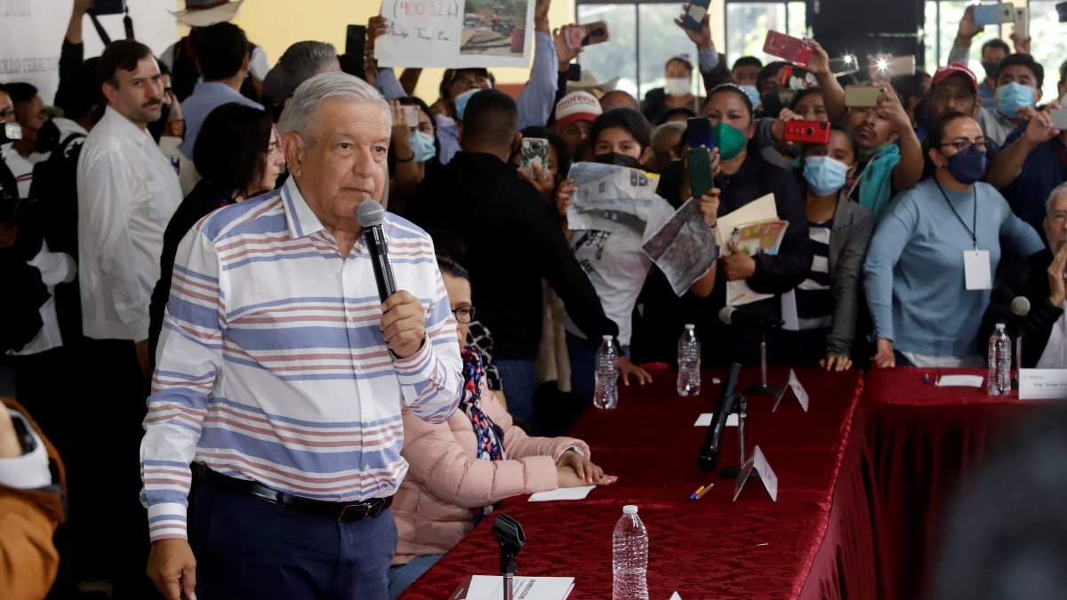 Meksika Devlet Başkanı Obrador'un konuşması sırasında toplantı basıldı