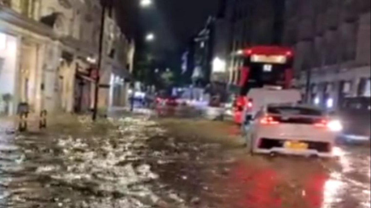 Londra'da şiddetli yağış sele yol açtı