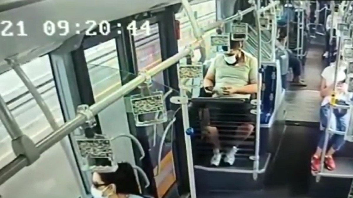 Metrobüste başka bir yolcunun düşürdüğü cep telefonunu çaldı