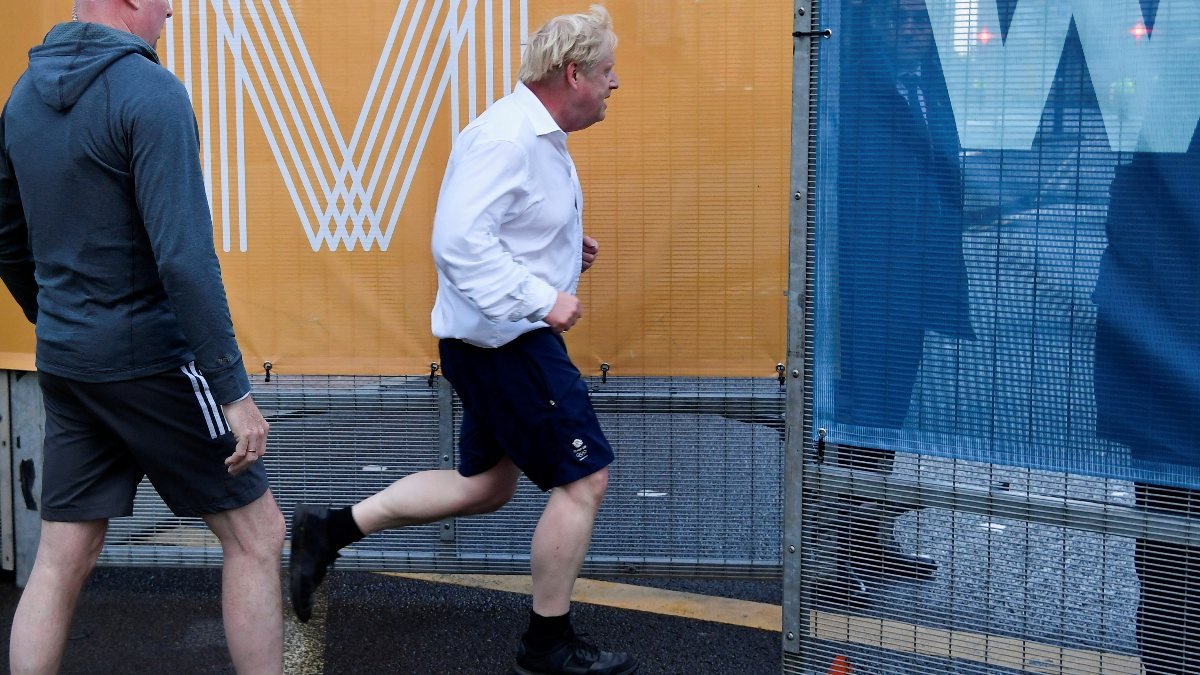 İngiltere, Boris Johnson'un koşu kombinini konuşuyor