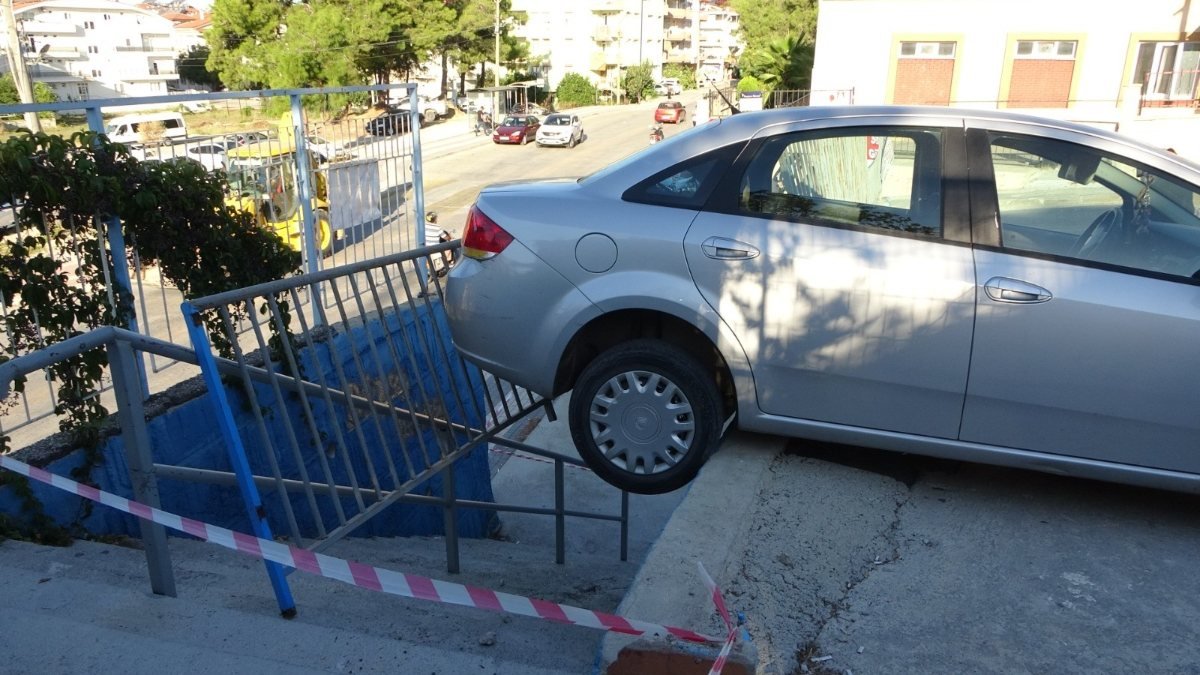 Antalya'da öğretmen el frenini çekmeyince kayan araç öğrencilere çarptı