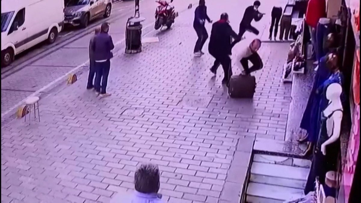 Fatih’te, içinde 3 milyon dolar olan çantaya gasp girişimi kamerada