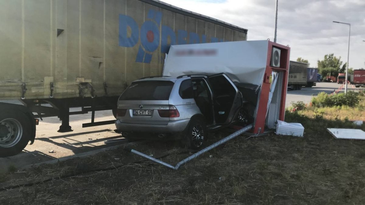 Edirne'de kontrolden çıkan araç ATM'ye girdi