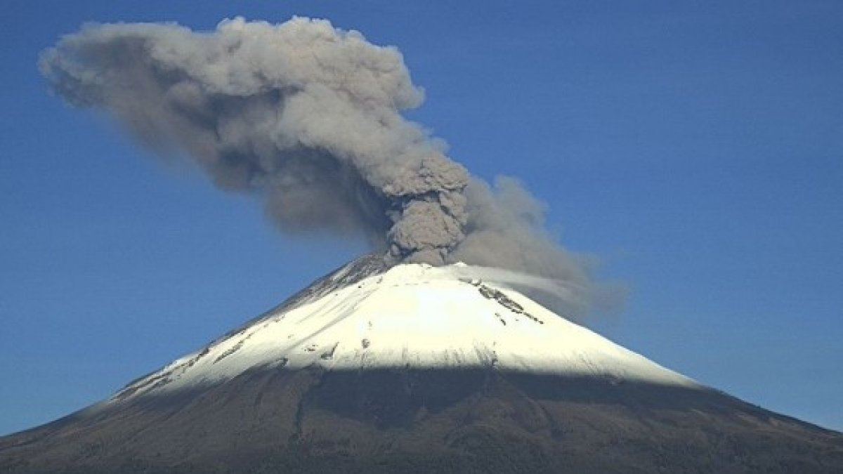 Meksika'daki Popocatepetl Yanardağı'nda 3 patlama yaşandı
