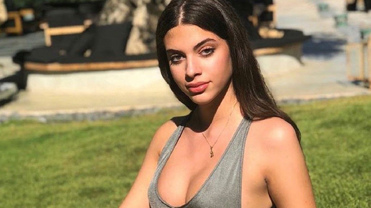Defne Samyeli'nin kızı Derin Talu'dan cesur paylaşım! Ayna karşısında bikinisiyle poz verdi
